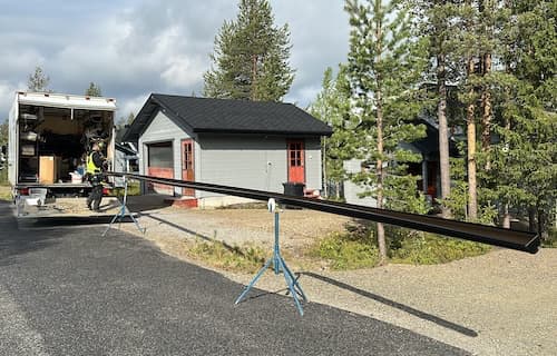 Saumattomien rännien asennus rakennukseen